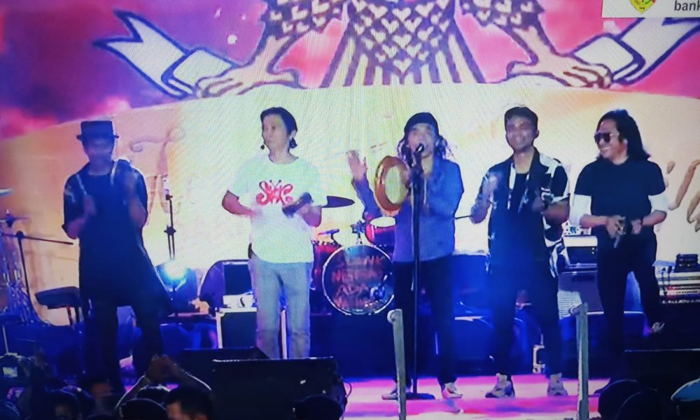 Konser Kebangsaan yang Didukung Bank NTT di Ende Sukses Besar, Jokowi Ikut Bernyanyi, Slank dan Kla Project Tampil Menghibur Konser Kebangsaan yang Didukung Bank NTT di Ende Sukses Besar, Jokowi Ikut Bernyanyi, Slank dan Kla Project Tampil Menghibur