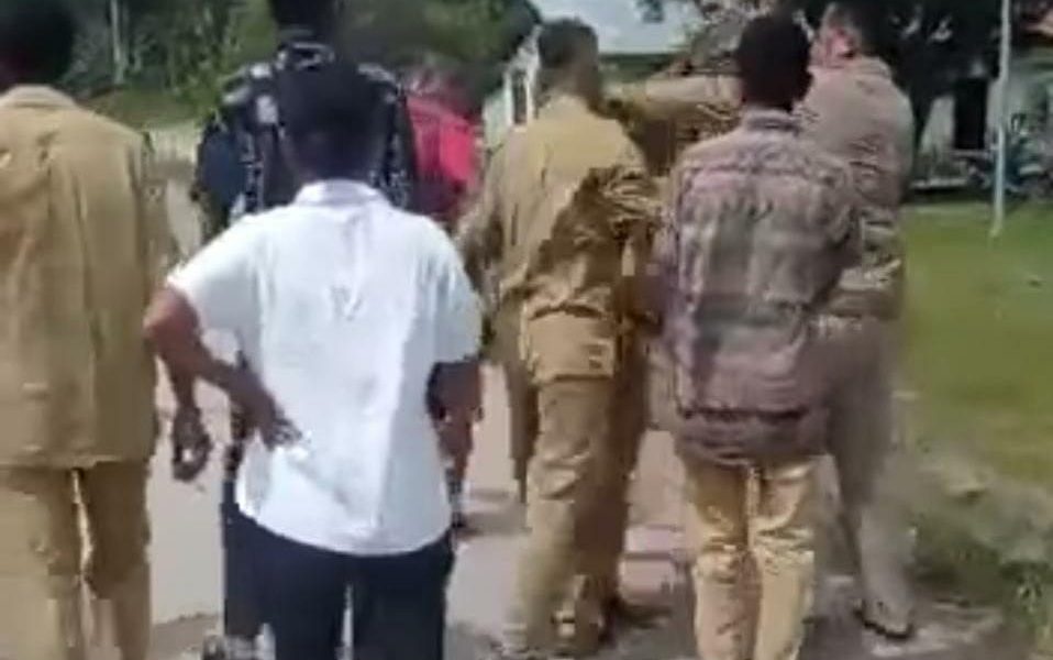 HEBOH! Seorang Kepsek di Kupang Aniaya Rekan Guru, Ada 6 Pelaku Lain HEBOH! Seorang Kepsek di Kupang Aniaya Rekan Guru, Ada 6 Pelaku Lain