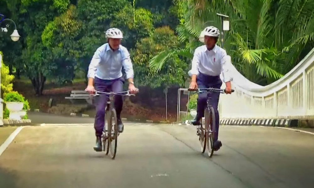 Jokowi Hadiahkan Sepeda Spedagi Berbahan Bambu dari NTT ke PM Australia Jokowi Hadiahkan Sepeda Spedagi Berbahan Bambu dari NTT ke PM Australia