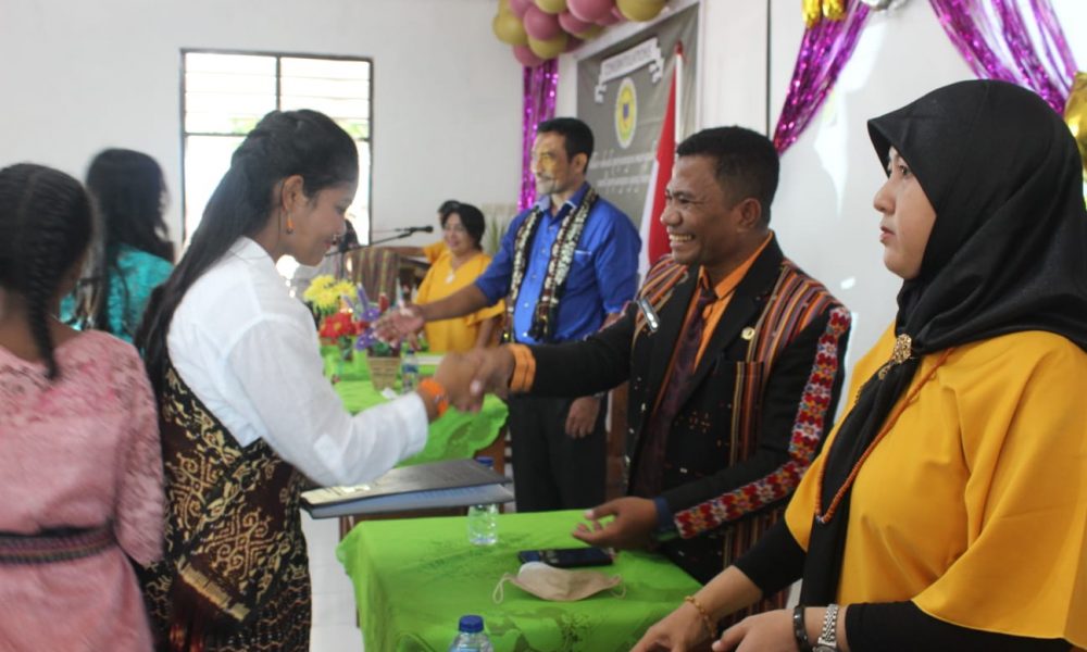 SMPN 6 Kupang Lepas 248 Lulusan dengan Prosesi Unik, Kepsek Beberkan Segudang Prestasi, Komite dan Orangtua Beri Apresiasi SMPN 6 Kupang Lepas 248 Lulusan dengan Prosesi Unik, Kepsek Beberkan Segudang Prestasi, Komite dan Orangtua Beri Apresiasi