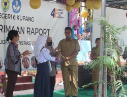 MERIAH! Gebyar Pembagian Raport SMPN 6 Kupang, Guru dan Siswa Dapat Penghargaan