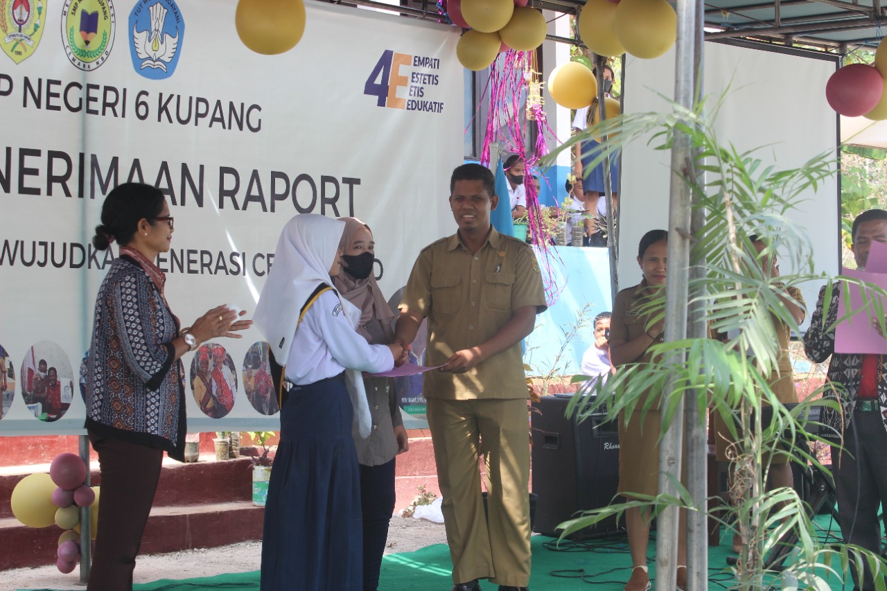 MERIAH! Gebyar Pembagian Raport SMPN 6 Kupang, Guru dan Siswa Dapat Penghargaan