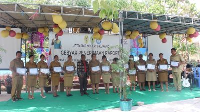 MERIAH! Gebyar Pembagian Raport SMPN 6 Kupang, Guru dan Siswa Dapat Penghargaan