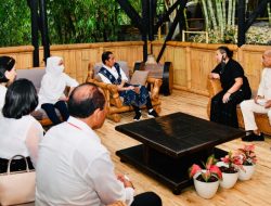 Diskusi dengan Pegiat Bambu di Ngada, Presiden Apresiasi Teknologi Pengolahan Bambu
