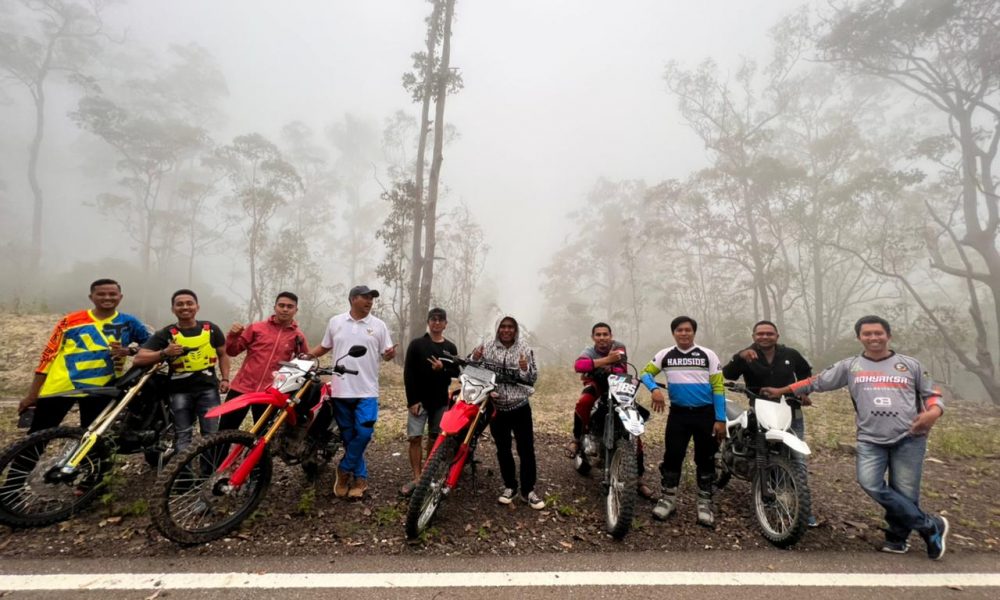 Akhir Pekan, Kajari Kupang dan Staf Trabas di Perbukitan Amfoang Akhir Pekan, Kajari Kupang dan Staf Trabas di Perbukitan Amfoang
