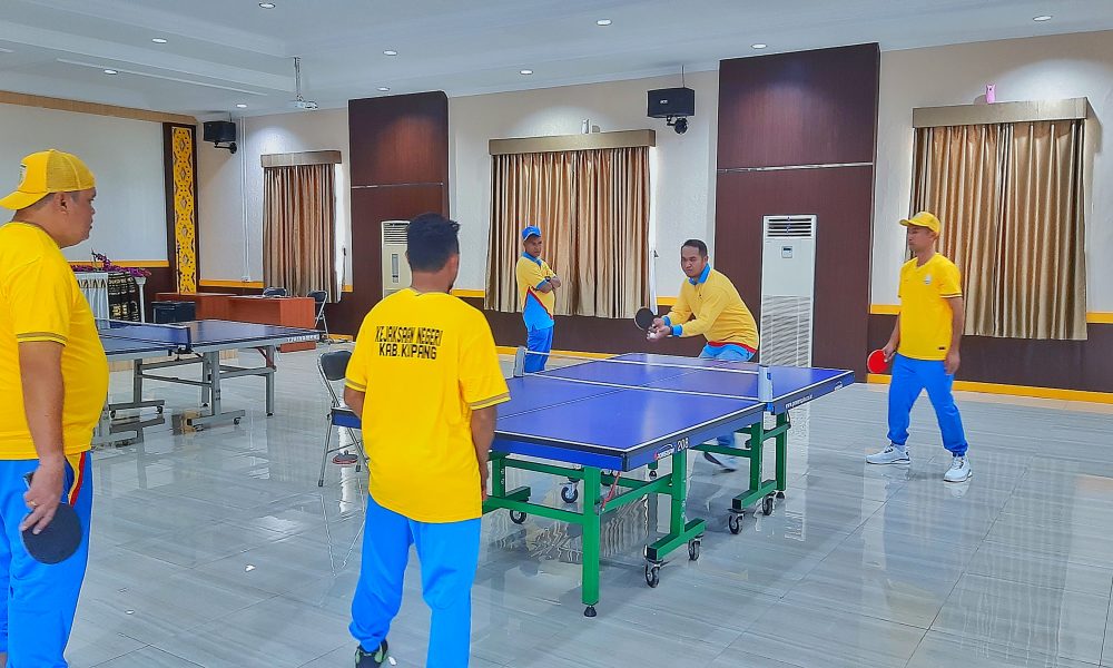 Kajari Kabupaten Kupang Ridwan Angsar Unjuk Kebolehan Main Tenis Meja Kajari Kabupaten Kupang Ridwan Angsar Unjuk Kebolehan Main Tenis Meja