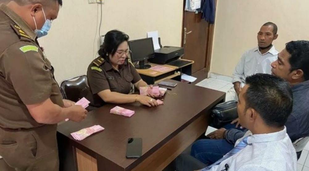 Terpidana Korupsi Wali Kota Kupang Cup 2017 Deasy Putri Bayar Denda Rp50 Juta Terpidana Korupsi Wali Kota Kupang Cup 2017 Deasy Putri Bayar Denda Rp50 Juta