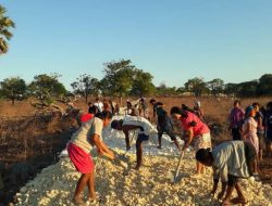 Warga Alak: Terima Kasih Anggota DPRD NTT Ibu Lily Adoe Sudah Buka Jalan 500 Meter Ini