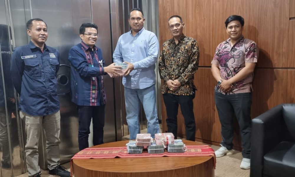 Kejari Kabupaten Kupang Setor Rp893,5 Juta ke Kas Negara, Korupsi Proyek PSU-MBR Direktif Presiden Kejari Kabupaten Kupang Setor Rp893,5 Juta ke Kas Negara, Korupsi Proyek PSU-MBR Direktif Presiden