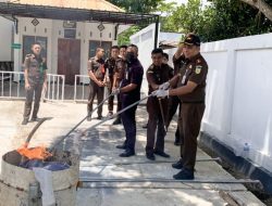 Kejari TTU Musnahkan Puluhan Barang Bukti Perkara yang Inkracht