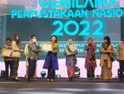 Bersama Tokoh Nasional, Bunda Julie Laiskodat Raih Penghargaan Nugra Jasa Darma Pustaloka 2022