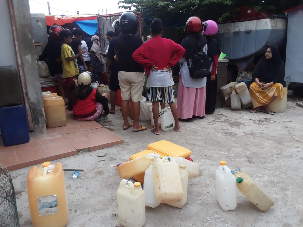 Sudah Sepekan Warga Kupang Keluhkan Kelangkaan Minyak Tanah Sudah Sepekan Warga Kupang Keluhkan Kelangkaan Minyak Tanah