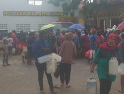 Ribuan Warga Kupang Antre Minyak Tanah, Syarat Bawa KTP Diprotes