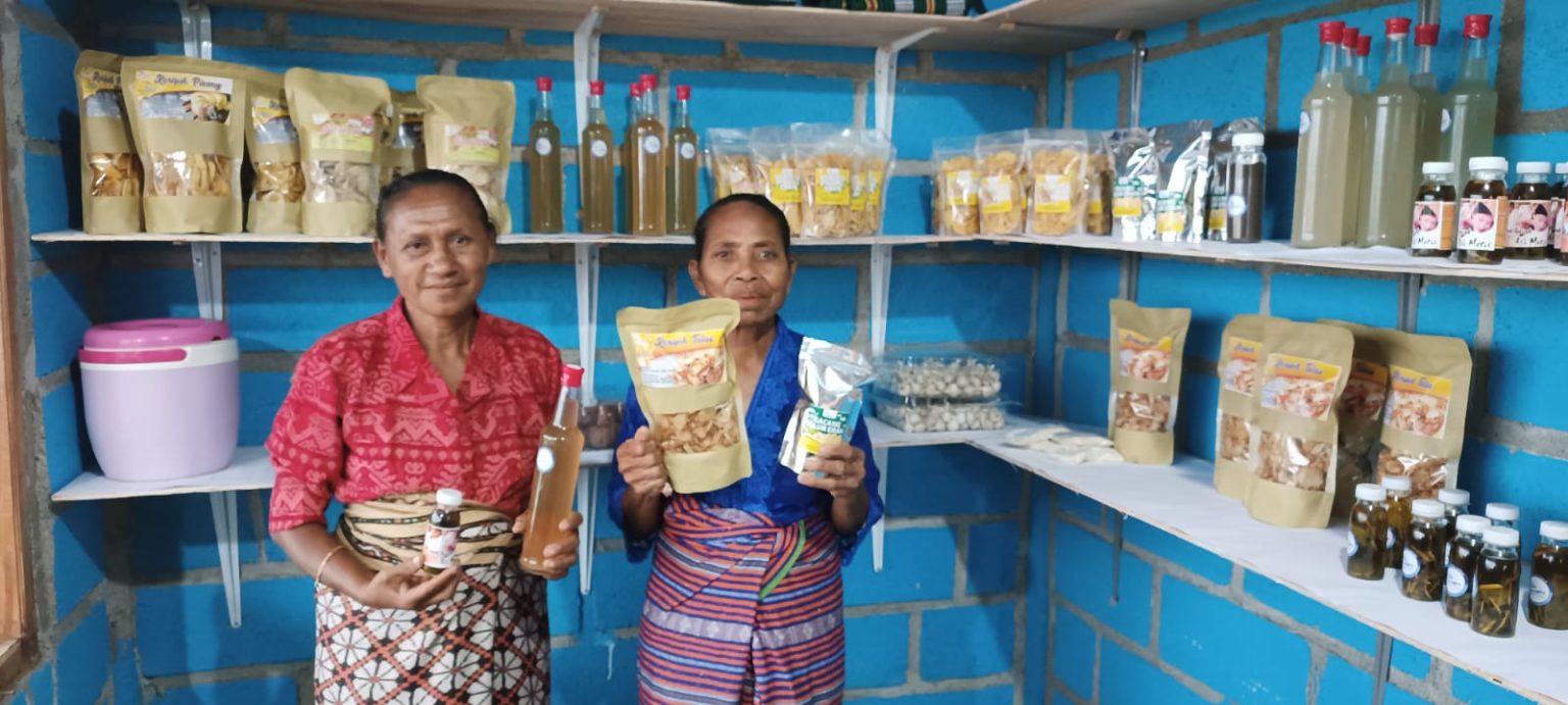 Kisah Inspiratif Mama Yuliana dari Pedalaman TTU yang Sarjanakan Anak Setelah jadi Mitra Bank NTT