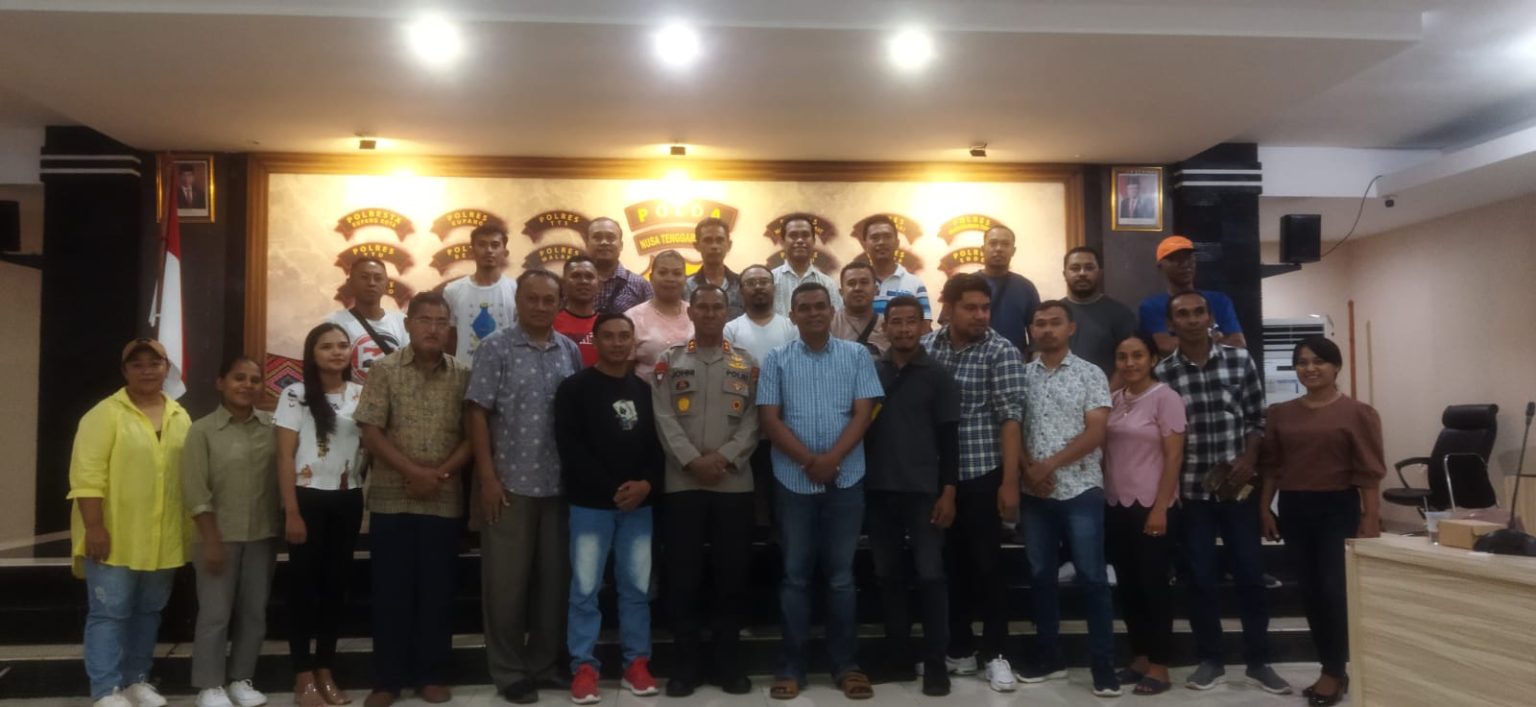 Dipimpin Johni Asadoma, Alumni SMAN 1 Kupang Kembali Gelar Lomba Hias Pohon Natal Dipimpin Johni Asadoma, Alumni SMAN 1 Kupang Kembali Gelar Lomba Hias Pohon Natal