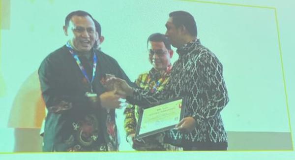 Kejari TTU Kembali Terima Penghargaan KPK sebagai APH Terbaik 2022 Kejari TTU Kembali Terima Penghargaan KPK sebagai APH Terbaik 2022
