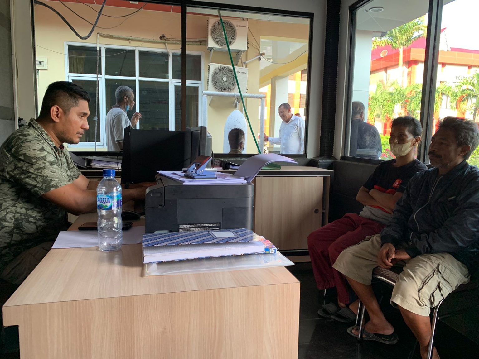 Diduga Cekik dan Ancam Ayah Pacarnya, Oknum Polisi di Polda NTT Dilaporkan ke Propam Diduga Cekik dan Ancam Ayah Pacarnya, Oknum Polisi di Polda NTT Dilaporkan ke Propam