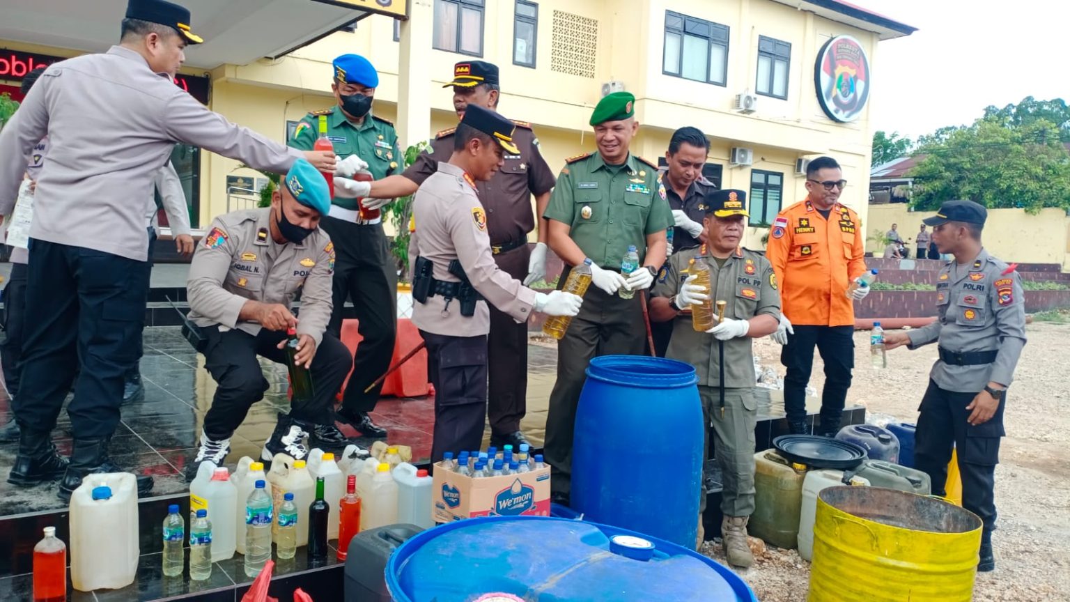 Polresta Kupang Musnahkan Ribuan Liter Sopi, Petasan dan Knalpot Racing
