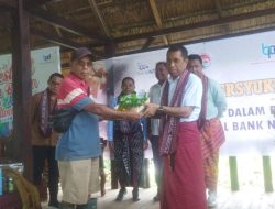 Bingkisan Natal, Bank NTT Beri Pupuk dan Bibit kepada Poktan di Besmarak