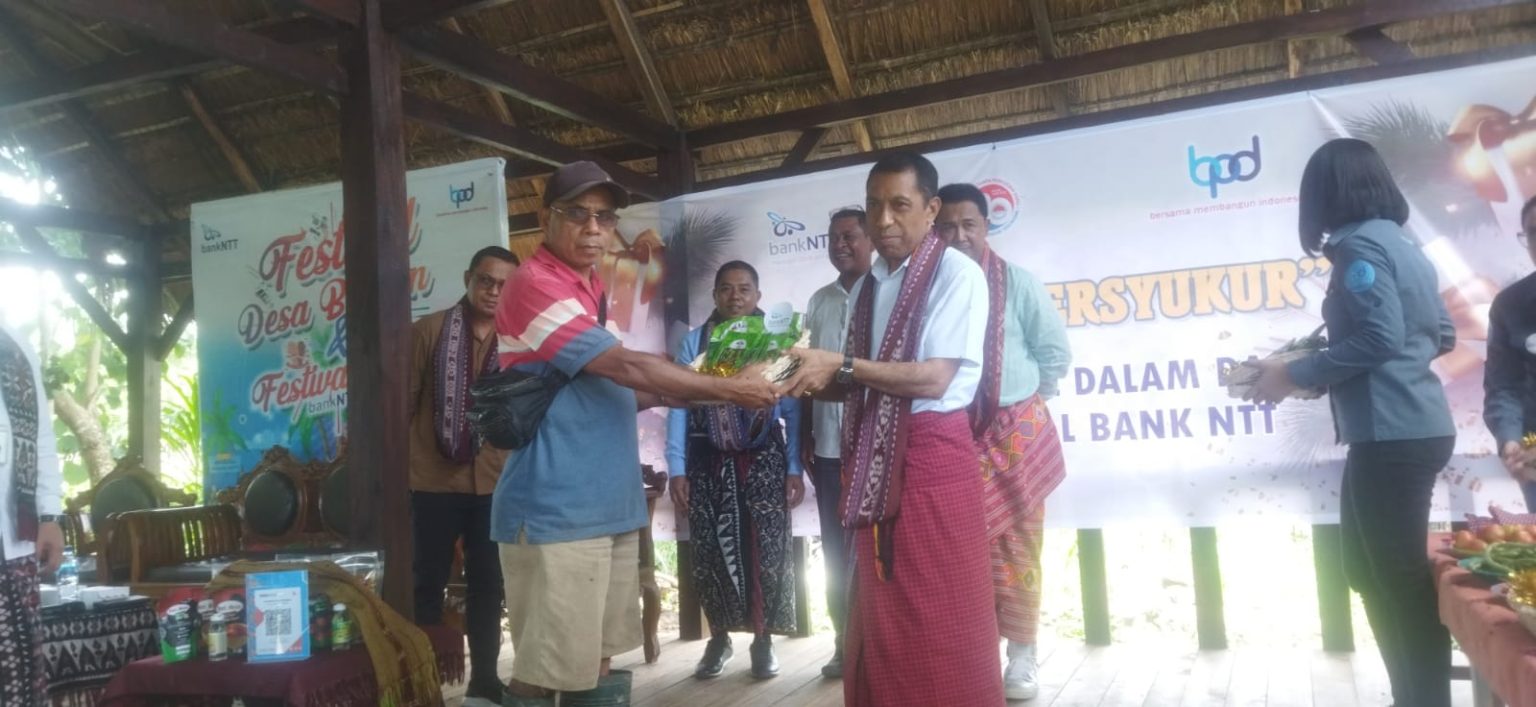 Bingkisan Natal, Bank NTT Beri Pupuk dan Bibit kepada Poktan di Besmarak