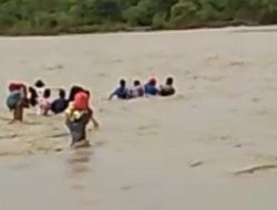 Belasan Warga Amfoang Nekat Terobos Banjir Besar di Kali Ta’en