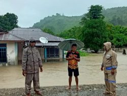 Kapolda NTT Tinjau Kondisi Jembatan Nunpisa, Bantu Korban Banjir