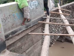Kapolda NTT Tinjau Kondisi Jembatan Nunpisa, Bantu Korban Banjir