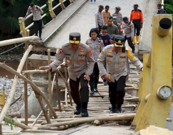 Kapolda NTT Tinjau Kondisi Jembatan Nunpisa, Bantu Korban Banjir