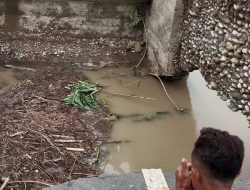 Kapolda NTT Tinjau Kondisi Jembatan Nunpisa, Bantu Korban Banjir