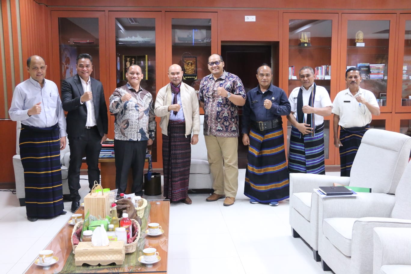 Gubernur VBL Dukung Gerakan Bagi-bagi Buku dan Program Marketplace untuk UMKM Lokal di NTT Gubernur VBL Dukung Gerakan Bagi-bagi Buku dan Program Marketplace untuk UMKM Lokal di NTT