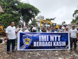 IMI NTT Beri Bantuan Sembako kepada Petugas Kebersihan di Kupang, Sumbang 36 Kantong Darah