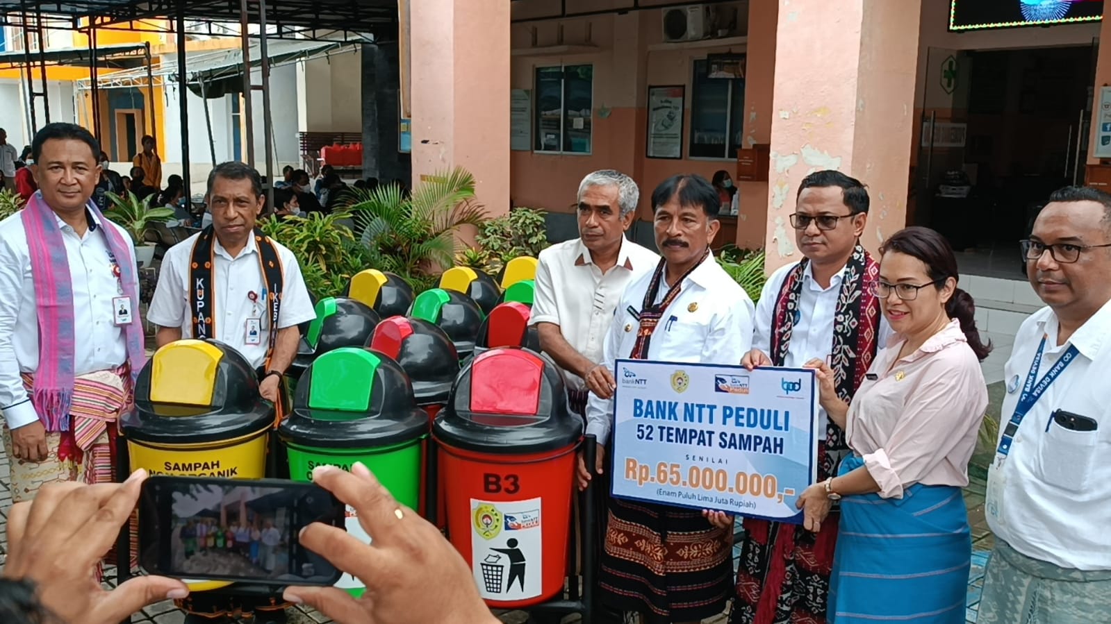 Peduli Kebersihan Kota Kupang, Bank NTT Serahkan CSR Berupa Tempat Sampah