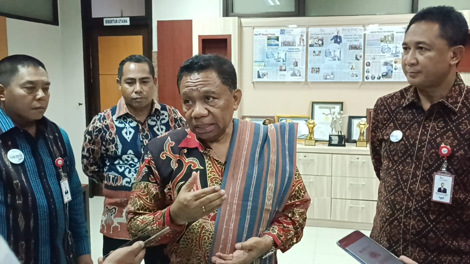 Dirut Bank NTT Optimis Modal Inti Capai Rp3 Triliun Sesuai Syarat OJK, Bupati Malaka: Tidak Ada Problem! Dirut Bank NTT Optimis Modal Inti Capai Rp3 Triliun Sesuai Syarat OJK, Bupati Malaka: Tidak Ada Problem!