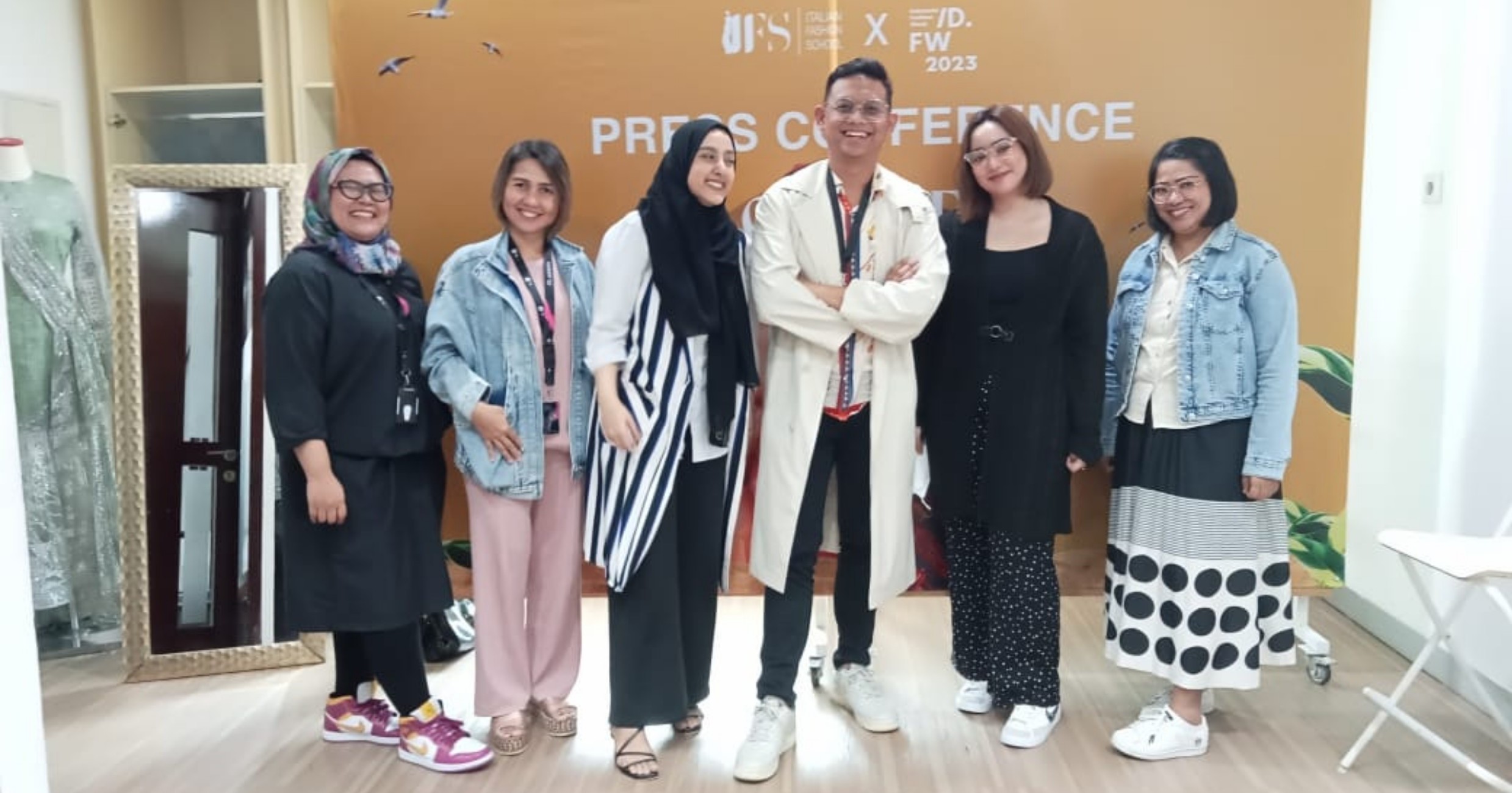 Tiga Desainer IFS Tampilkan Karya Busana NTT di Indonesia Fashion Week Tiga Desainer IFS Tampilkan Karya Busana NTT di Indonesia Fashion Week