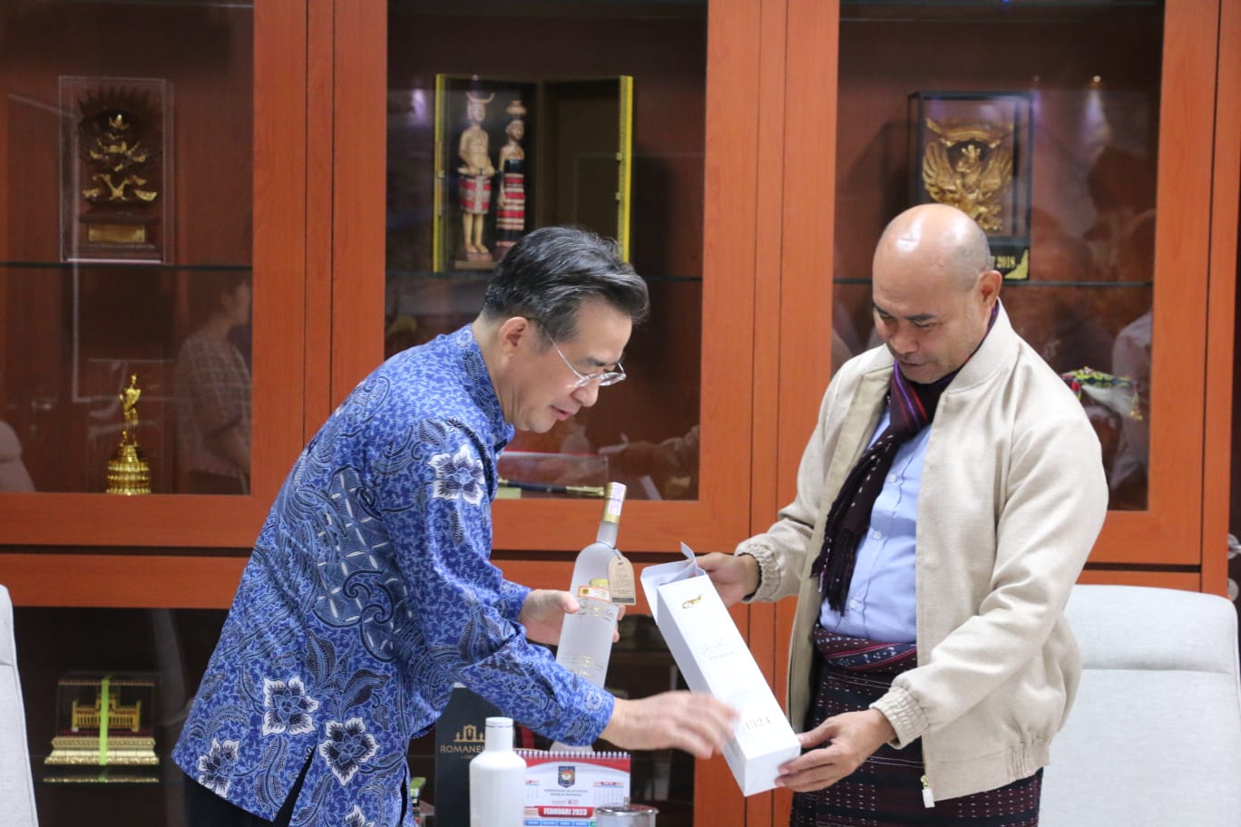 Dikunjungi Konjen RRT Zhu Xinglong, Gubernur NTT Minta Bantuan Benih Padi Terbaik dari Tiongkok Dikunjungi Konjen RRT Zhu Xinglong, Gubernur NTT Minta Bantuan Benih Padi Terbaik dari Tiongkok