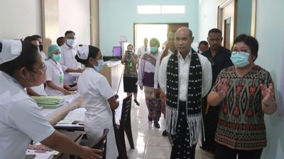 Dukung Pelayanan di RS St. Carolus Borromeus Kupang, Gubernur VBL Secara Pribadi Beri Bantuan Ambulans