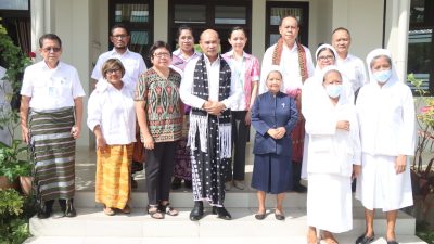 Dukung Pelayanan di RS St. Carolus Borromeus Kupang, Gubernur VBL Secara Pribadi Beri Bantuan Ambulans