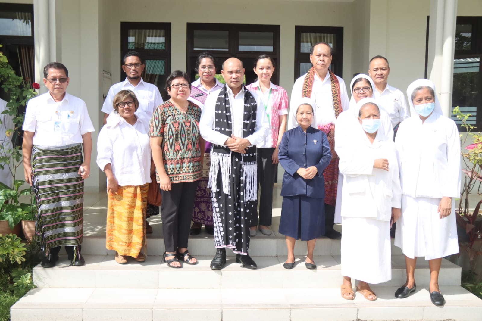 Dukung Pelayanan di RS St. Carolus Borromeus Kupang, Gubernur VBL Secara Pribadi Beri Bantuan Ambulans