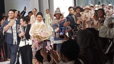 Sulap Tenun NTT jadi Koleksi Klasik, Ivan Gunawan Ungkap Kesulitannya