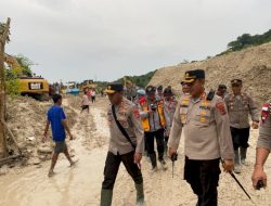 Tinjau Longsor Takari, Kapolda Beri Bingkisan Sosial kepada Pengguna Jalan, Kerahkan 120 Personel