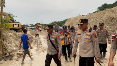 Tinjau Longsor Takari, Kapolda Beri Bingkisan Sosial kepada Pengguna Jalan, Kerahkan 120 Personel