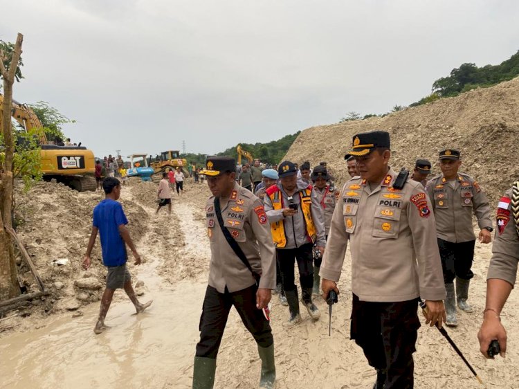Tinjau Longsor Takari, Kapolda Beri Bingkisan Sosial kepada Pengguna Jalan, Kerahkan 120 Personel