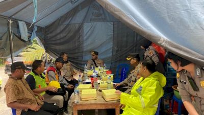 Tinjau Longsor Takari, Kapolda Beri Bingkisan Sosial kepada Pengguna Jalan, Kerahkan 120 Personel