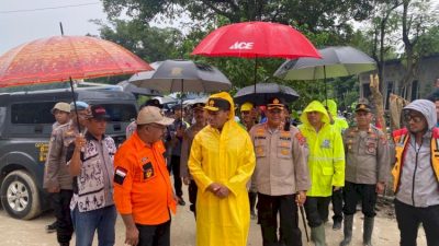 Tinjau Longsor Takari, Kapolda Beri Bingkisan Sosial kepada Pengguna Jalan, Kerahkan 120 Personel