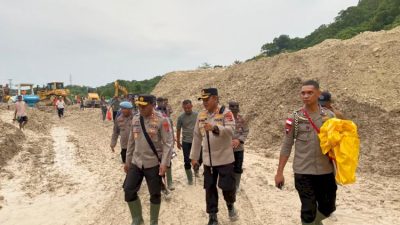 Tinjau Longsor Takari, Kapolda Beri Bingkisan Sosial kepada Pengguna Jalan, Kerahkan 120 Personel