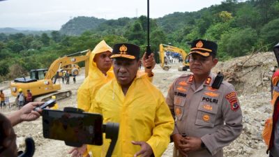 Tinjau Longsor Takari, Kapolda Beri Bingkisan Sosial kepada Pengguna Jalan, Kerahkan 120 Personel