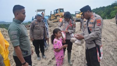 Tinjau Longsor Takari, Kapolda Beri Bingkisan Sosial kepada Pengguna Jalan, Kerahkan 120 Personel