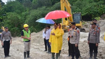 Tinjau Longsor Takari, Kapolda Beri Bingkisan Sosial kepada Pengguna Jalan, Kerahkan 120 Personel