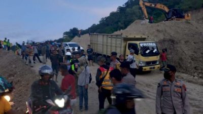 Jalur Longsor Takari Baru Bisa Dilewati Kendaraan Roda 2 dan Roda 4, Polisi Terapkan Sistem One Way