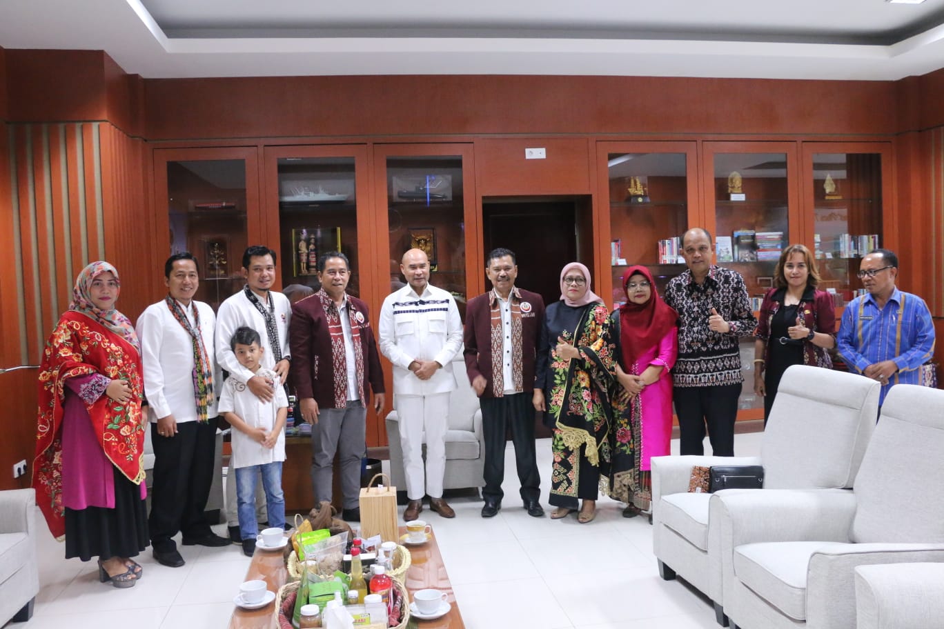 Respon Tawaran Gubernur, Keluarga Minang Akan Bangun Rumah Makan di Semau dan Lelogama Respon Tawaran Gubernur, Keluarga Minang Akan Bangun Rumah Makan di Semau dan Lelogama